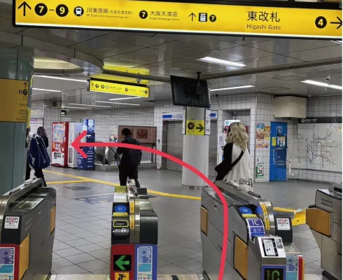 東改札口を出ます