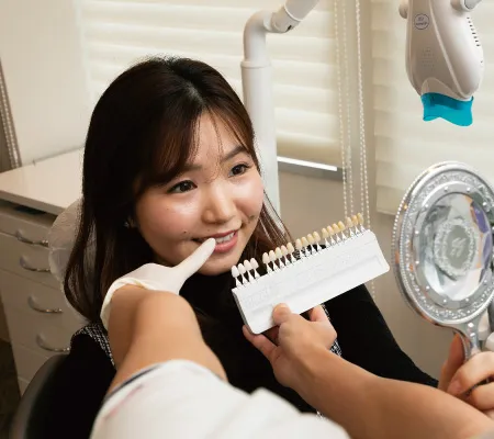 施術後の歯のトーンを確認